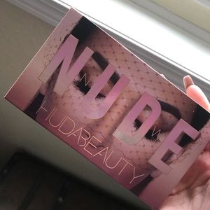 HUDA BEAUTY NUDE PALETTE